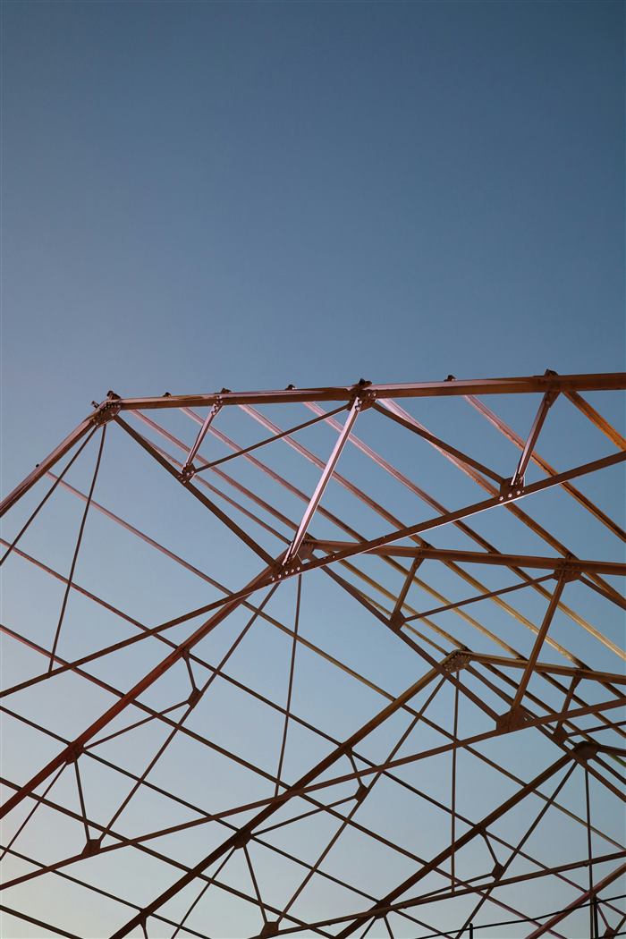 Cubierta de estructura metálica vista desde el interior