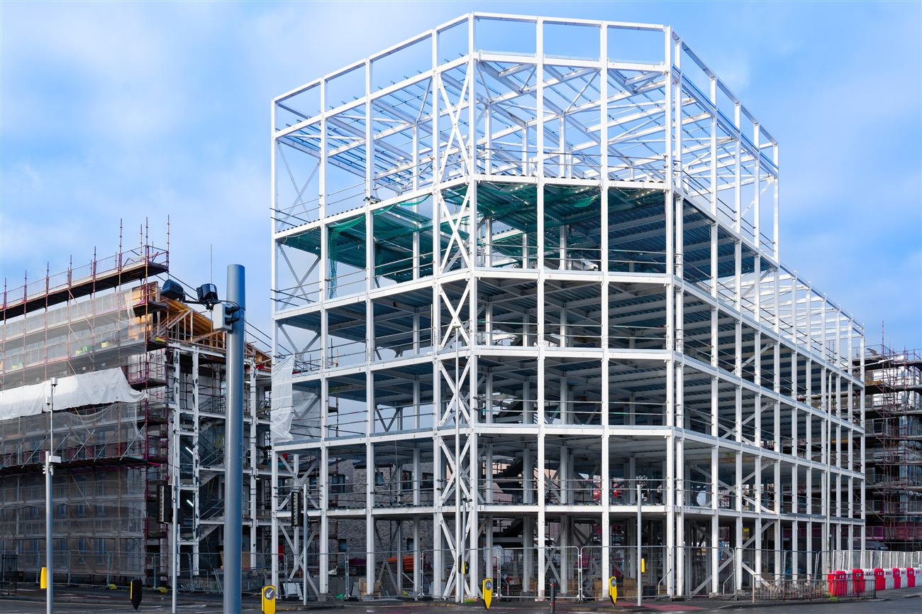 Edificio de varios niveles con estructura de acero en proceso de montaje