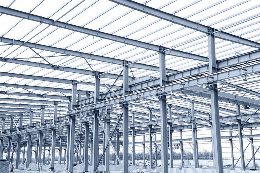 Vista interior de una estructura metálica industrial con vigas de gran luz
