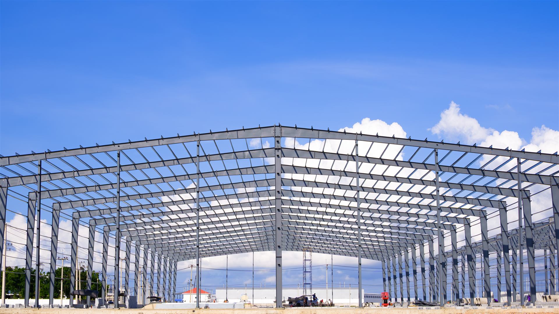 Estructura metálica de una nave industrial en construcción, vista exterior