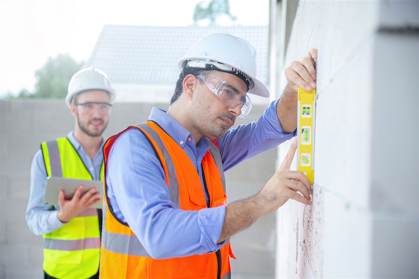 Ingeniero verificando la verticalidad de un muro con nivel antes de una intervención