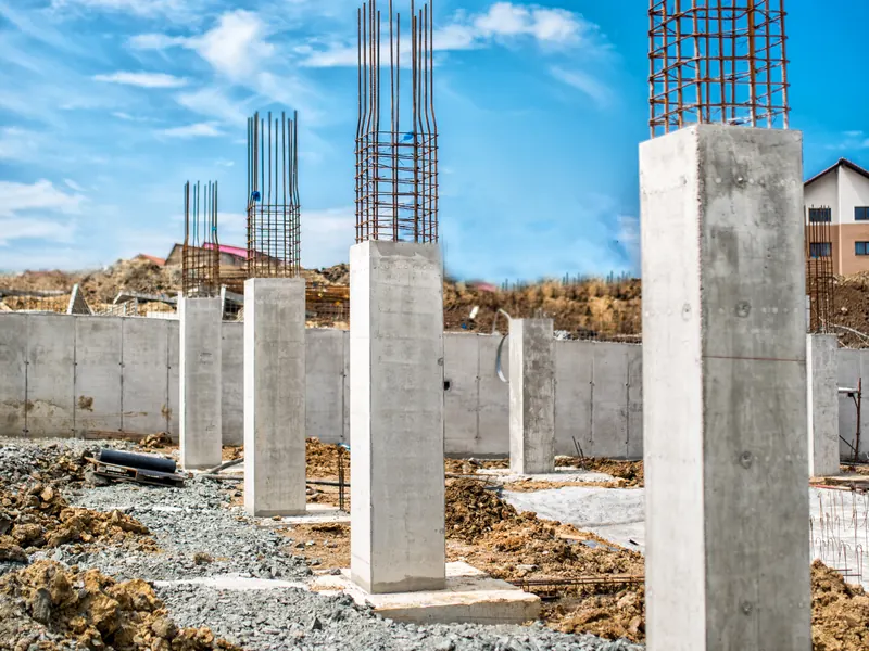 Columnas de hormigón armado con acero de espera en una obra en construcción
