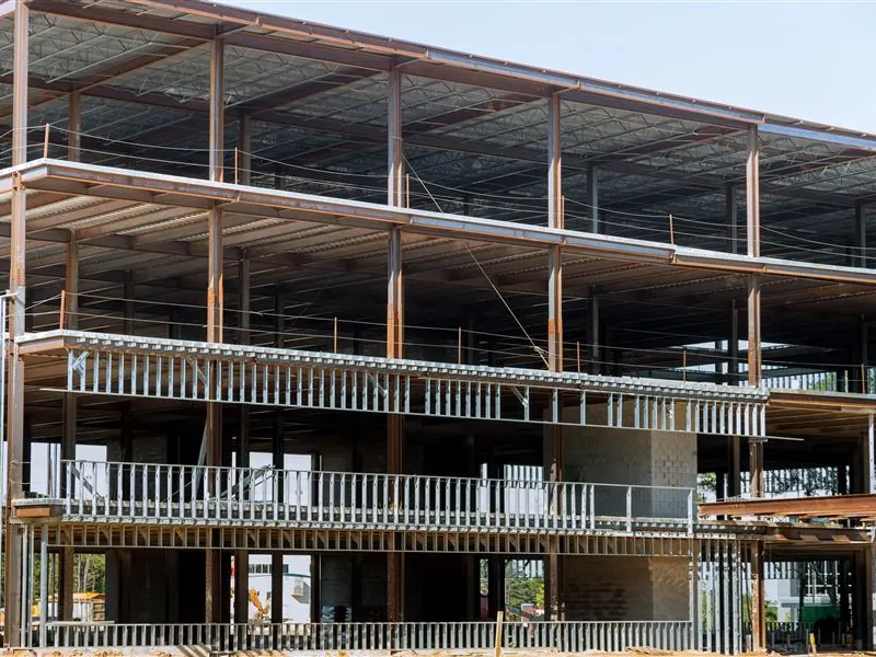 Edificación comercial de varios niveles con vigas y conexiones de acero