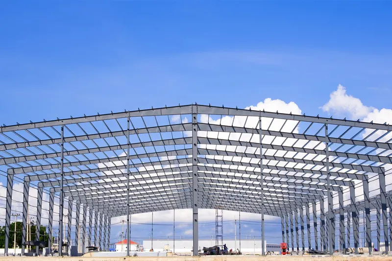 Pórticos metálicos de una nave industrial en proceso de montaje