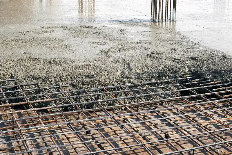 Acero de refuerzo de una losa durante el vaciado de hormigón en obra